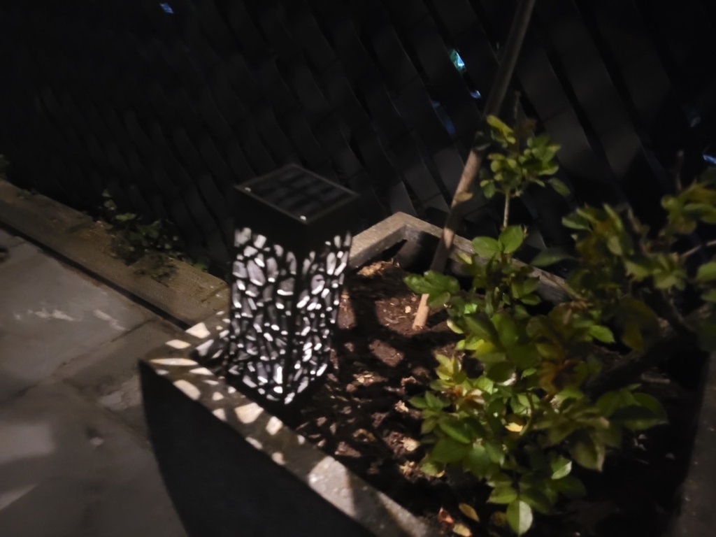 [A204983] LED Solar-Powered Garden Spotlights, 3000K (6-pack)